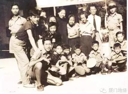 ▲邓颖超（后排右五）与厦门儿童救亡剧团成员合影