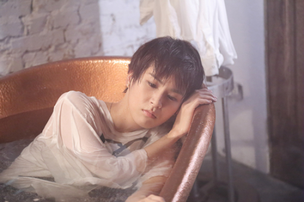 曾沛慈拍《雨季》MV 挑战三秒落泪_综艺_央视