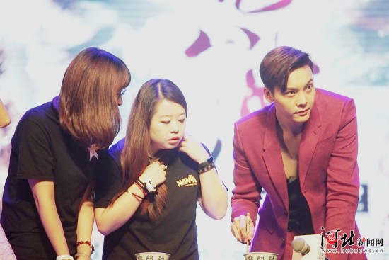 陈伟霆大玩深V诱惑 健壮胸肌时隐若现引尖叫_