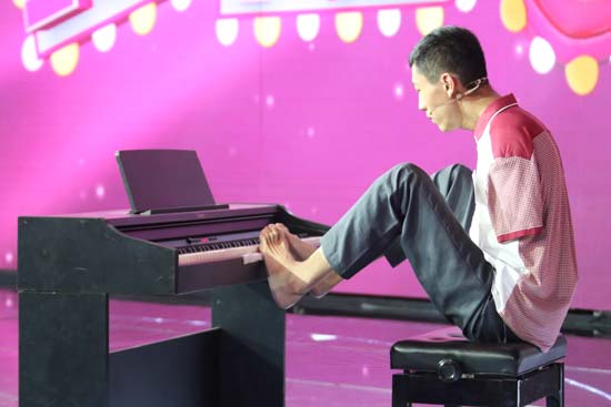 《向幸福出发》无臂少年用脚诠释生命意义_