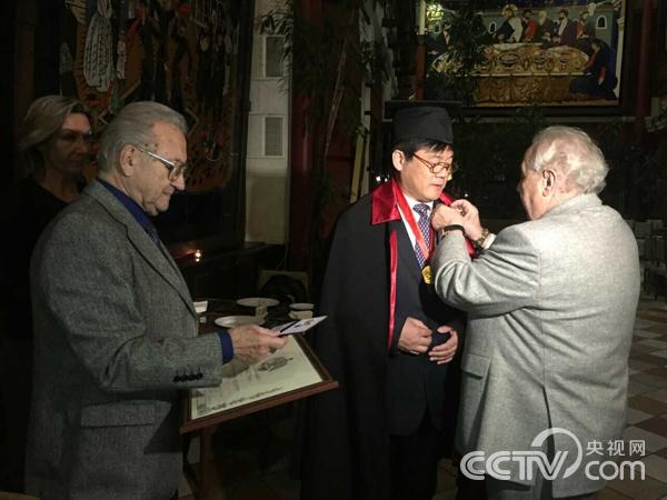 中国画家徐里荣获俄罗斯艺术科学院荣誉院士称