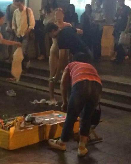 南京一地铁口惊现裸女 疑似情侣吵架(图)