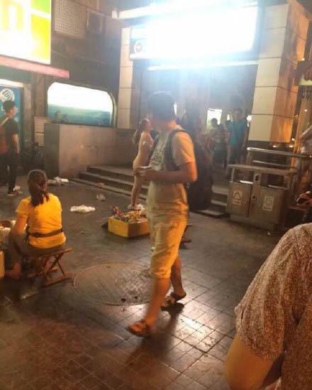 南京一地铁口惊现裸女 疑似情侣吵架(图)