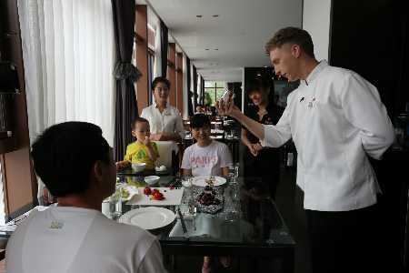 《我与中国第一次亲密接触》留学生开启品味之