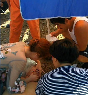 护士新娘穿婚纱救溺水男子 奉献&ldquo;新婚之吻&rdquo;