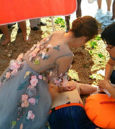 护士新娘穿婚纱救溺水男子 奉献&ldquo;新婚之吻&rdquo;