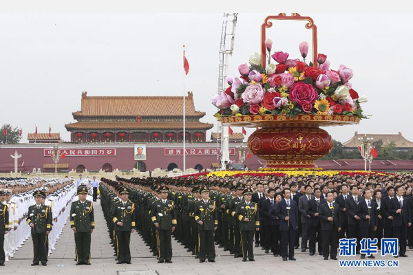  习近平 等党和国家领导人向人民英雄 敬献花篮 (