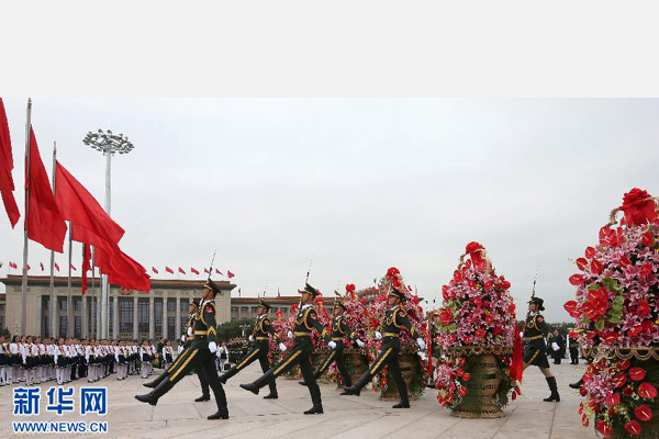  习近平 等党和国家领导人向人民英雄 敬献花篮 (