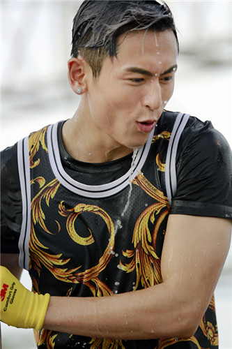 张哲瀚《中韩梦之队》大玩湿身 战斗力升级_