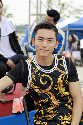 张哲瀚《中韩梦之队》大玩湿身 战斗力升级_