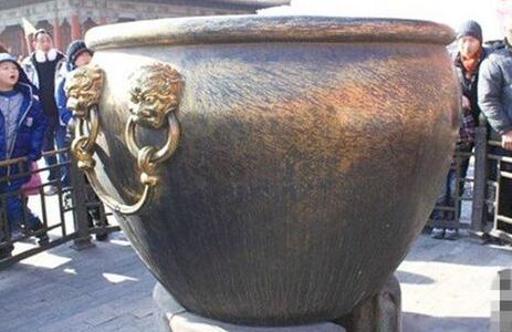  故宫 被 刻字铜缸 已 修复  乱写乱刻者今后将被禁