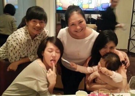  小s为大s庆生 晒全家福_时尚_央视网(cctv.com