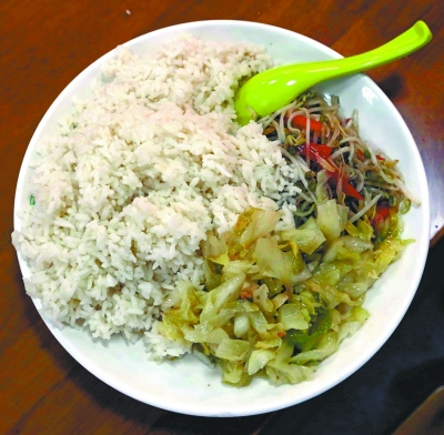 武汉一高校规定中晚餐消费超6.2元取消贫困资