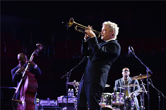 克里斯波提深圳音乐会性感来袭 乐迷怒赞爵士