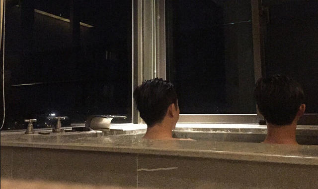 偷得浮生半日闲! 哈林和儿子泡温泉  父子温馨_