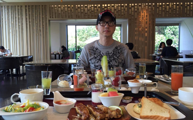 偷得浮生半日闲! 哈林和儿子泡温泉  父子温馨_