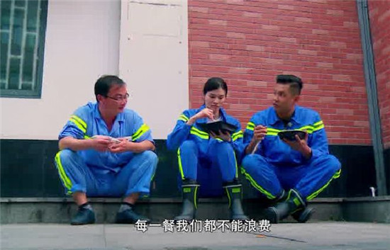 《今天吃什么》何穗变大胃王 与黑人蹲坐街边吃盒饭_综艺_央视网(cctv.com)