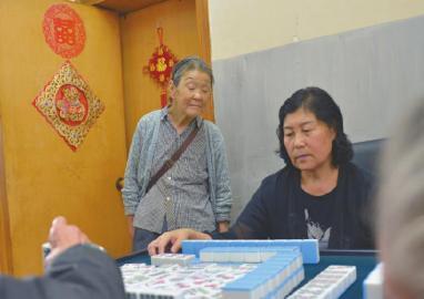 邀约同学打麻将。