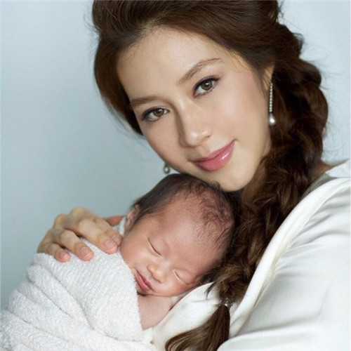 徐子淇老公抱儿子合影 宝宝鼻子遗传爷爷(图)_