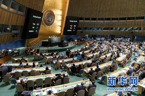 10月27日,在美国纽约联合国总部,联合国大会就古巴提交的名为《必须终止美利坚合众国对古巴的经济、商业和金融封锁》的决议草案进行投票表决。第70届联合国大会当日以压倒性多数通过决议,再次敦促美国立即结束对古巴长达半个多世纪的经济、贸易和金融封锁。这是联大连续24年通过此类决议。新华社记者李木子摄