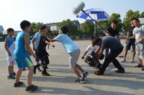 杜新东亲临电影《青蛙王子》拍摄现场指导_综