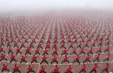 河南成立少林足球训练基地 雾中表演团体操(