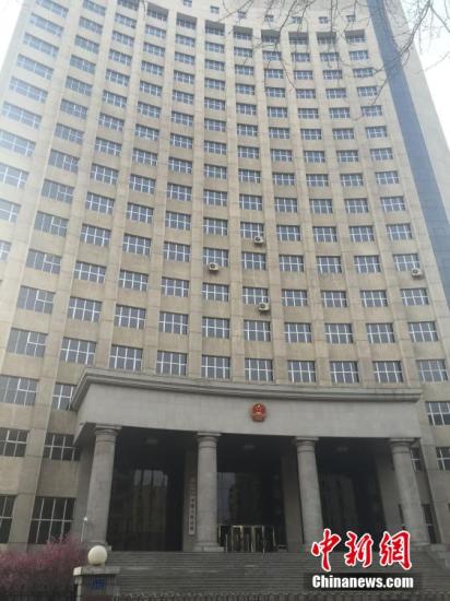 资料图：4月28日9时许，备受社会关注的哈尔滨延寿县看守所&ldquo;9.2&rdquo;逃脱案在哈尔滨市中级人民法院开庭审理。中新社发 解培华 摄  