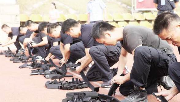 厦门警方举行实战射击竞赛 考验警察体力和心