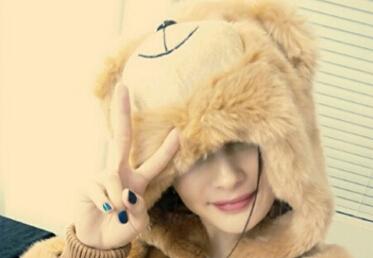 杨幂穿<em>小熊</em>衣服模样可爱 <em>帽子</em>遮脸露微扬嘴角