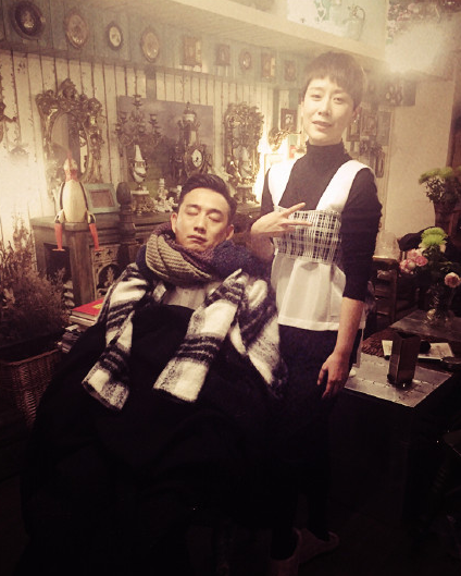  黄磊发烧海清 合影留念 网友:你却在一旁臭美