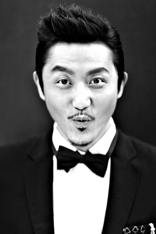 涂松岩晒与儿子合照 哄娃睡觉增加新技能:裸趴