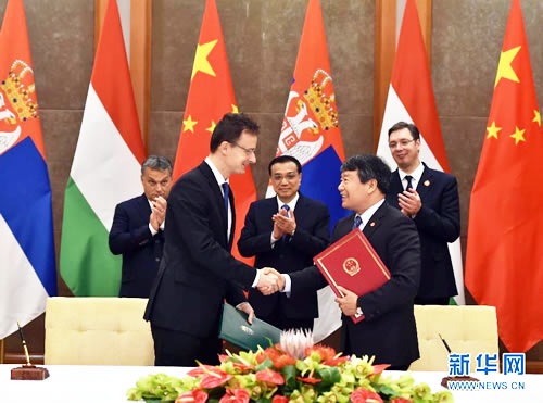 11月24日，国务院总理李克强在苏州与匈牙利总理欧尔班、塞尔维亚总理武契奇共同出席中匈、中塞两国三方共同建设的匈塞铁路合作文件签字仪式。新华社记者 高洁 摄