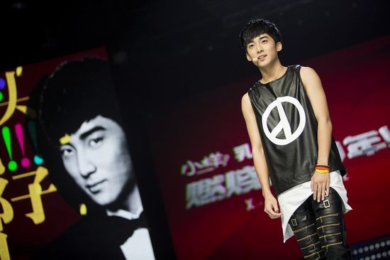 《燃烧吧少年》叛逆男生叫板华少 龙丹妮  选手