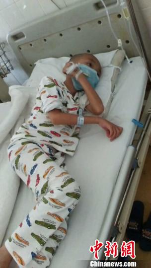 9岁儿子身患白血病单亲妈妈无力承担医药费