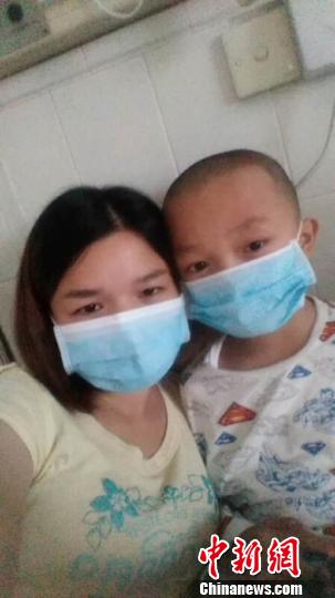 9岁儿子身患白血病单亲妈妈无力承担医药费