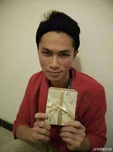 学生男扮女装卖内衣赚学费 穿<em>黑色蕾丝胸罩</em>拍