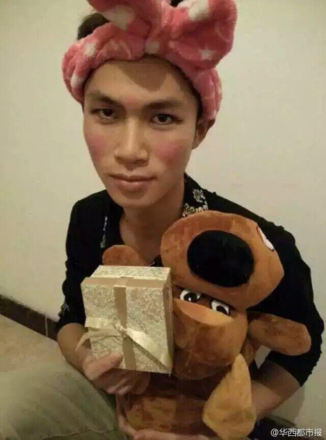 大学生男扮女装卖内衣赚学费 穿黑色<em>蕾丝胸罩</em>