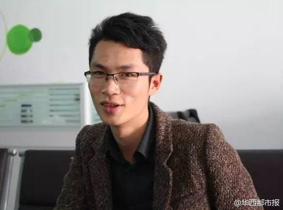 学生男扮女装卖内衣赚学费 穿<em>黑色蕾丝胸罩</em>拍