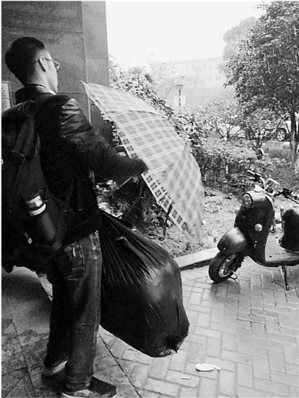 杭州24层高楼突然起火近百住户半夜逃生(图)