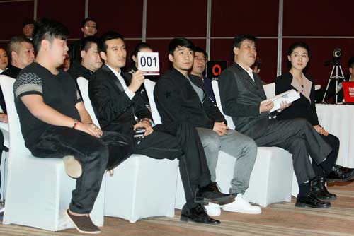 顾景舟紫砂创拍卖纪录 杨子1.9亿拍珍品_综艺