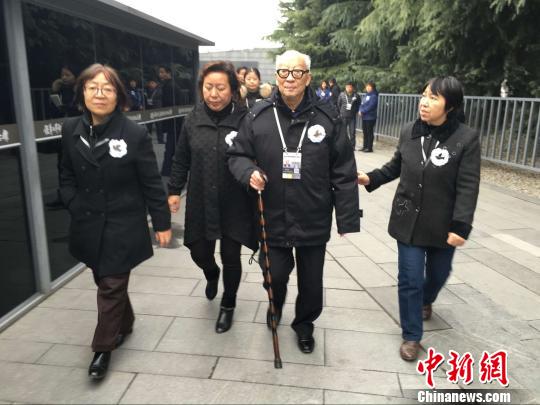 南京大屠杀幸存者赴死难者国家公祭仪式悼念亲人