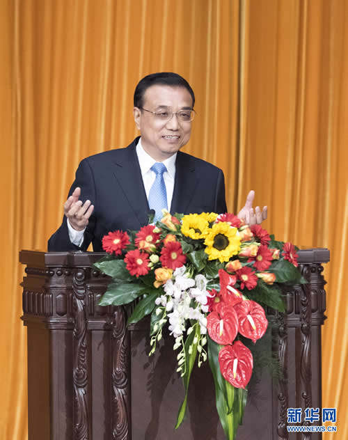 12月17日,国务院总理李克强在北京人民大会堂与俄罗斯总理梅德韦杰夫共同出席中俄青年友好交流年闭幕式暨中俄媒体交流年开幕式并致辞。新华社记者 王晔 摄