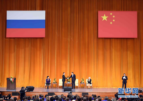 12月17日,国务院总理李克强在北京人民大会堂与俄罗斯总理梅德韦杰夫共同出席中俄青年友好交流年闭幕式暨中俄媒体交流年开幕式并致辞。新华社记者 张铎 摄
