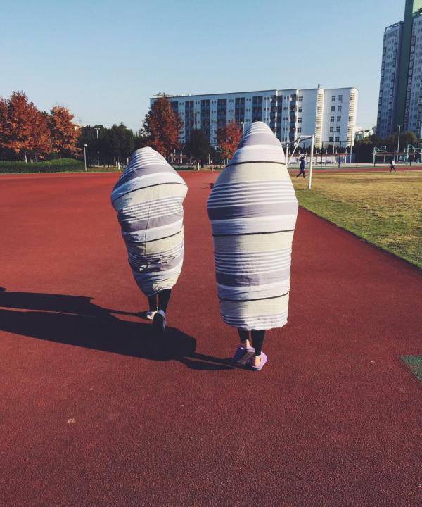 高校 女生裹 被子 走红网络  网友吐槽发现过冬神