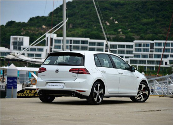 平民小钢炮对决 高尔夫GTI对比福克斯ST_汽车