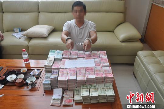 广东破获协助&ldquo;红通&rdquo;人员转移赃款的地下钱庄案