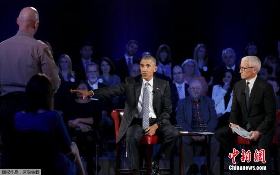 当地时间1月7日,美国弗吉尼亚州费尔法克斯郡,奥巴马参加CNN电视节目,谈枪支暴力问题。