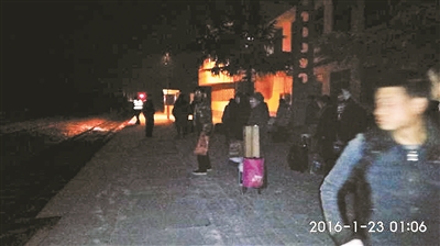 列车员报错站乘客误下车滞留2小时 列车长回应