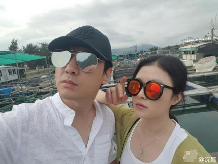 沈腾与女友王琦帅气合影 化身沈密斯夫妇_综艺