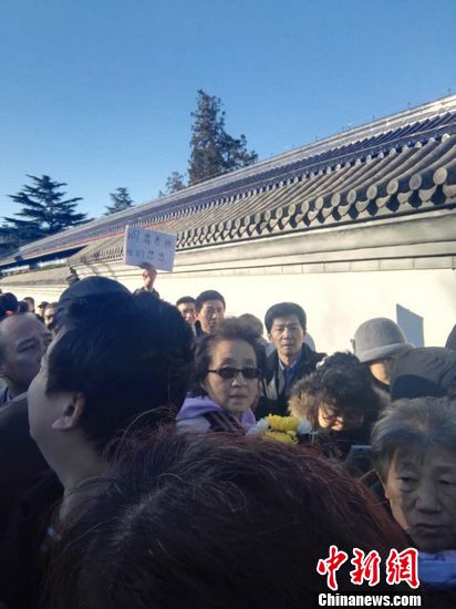阎肃追悼会举行:群众落泪悼念有人当场晕倒（组图）